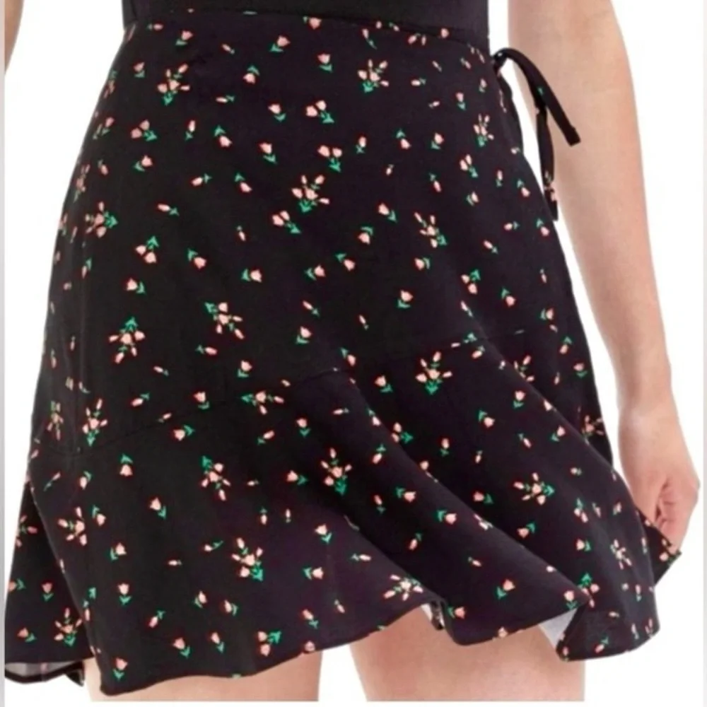 Red Rosebud skirt in black - Picture 1 of 6